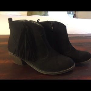 Size 7 black fringe booties